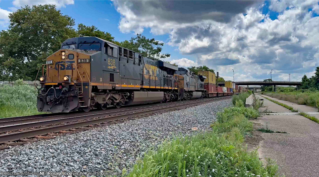 CSX 838 leads I136.